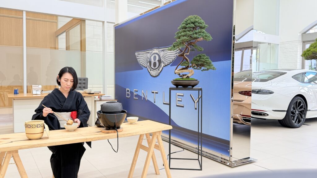 寒茶点前の茶席と盆栽、ショールームに並ぶベントレーの車両｜盆栽レンタル