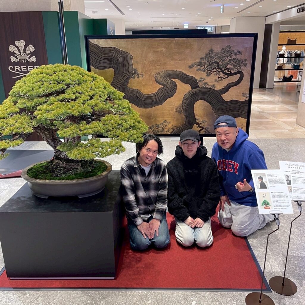 盆栽大樹園鈴木卓也と現代アートキュレーター米原康正さん（ヨネちゃん）・松浦匡起との阪急メンズ東京展示準備の様子