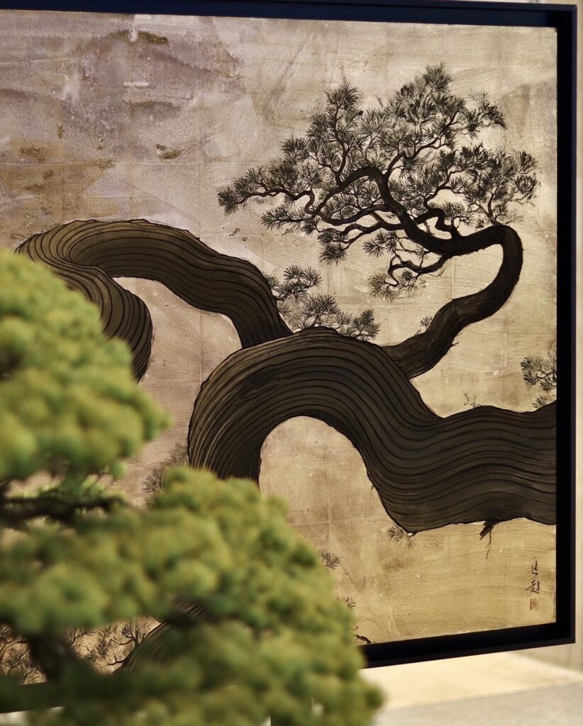 松浦匡起作日本画「太平」、大樹園の黒松をモデルにした力強い筆致と金箔の輝き